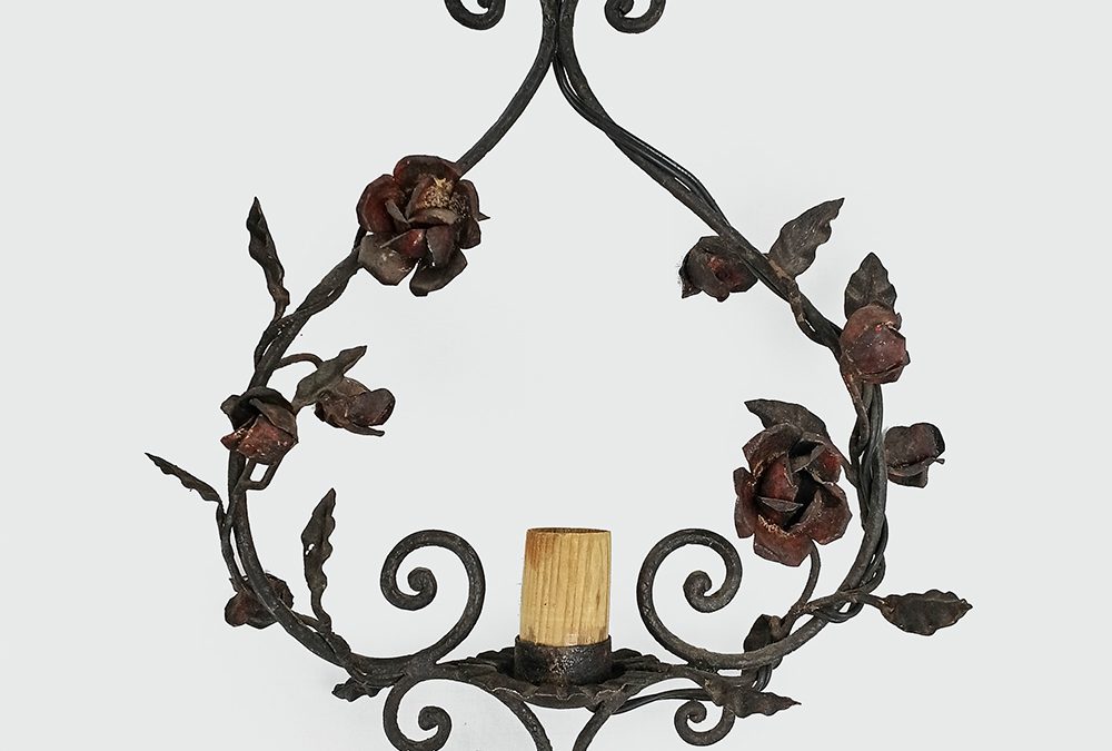 LU 06 – Lustre antigo estilo castiçal pendente em ferro fundido com arabescos, flores e folhas