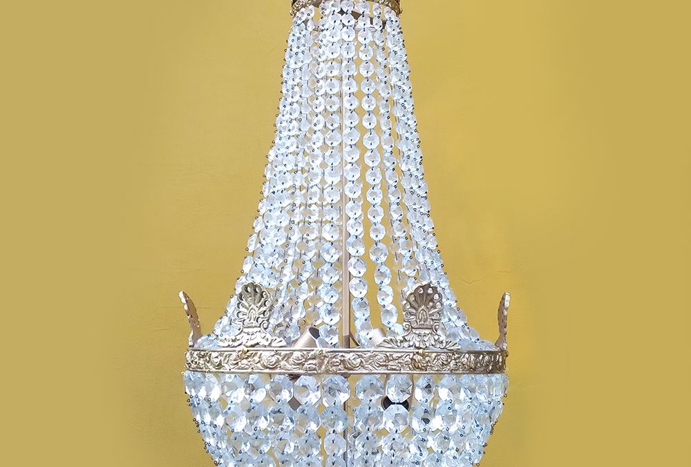 LU 08 – Lustre antigo estilo Império ou pera em bronze dourado com relevo de flores e contas de cristal facetado