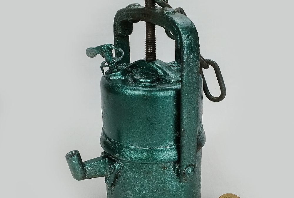 LU 09 – Lanterna de carbureto antiga feita de ferro com pintura verde