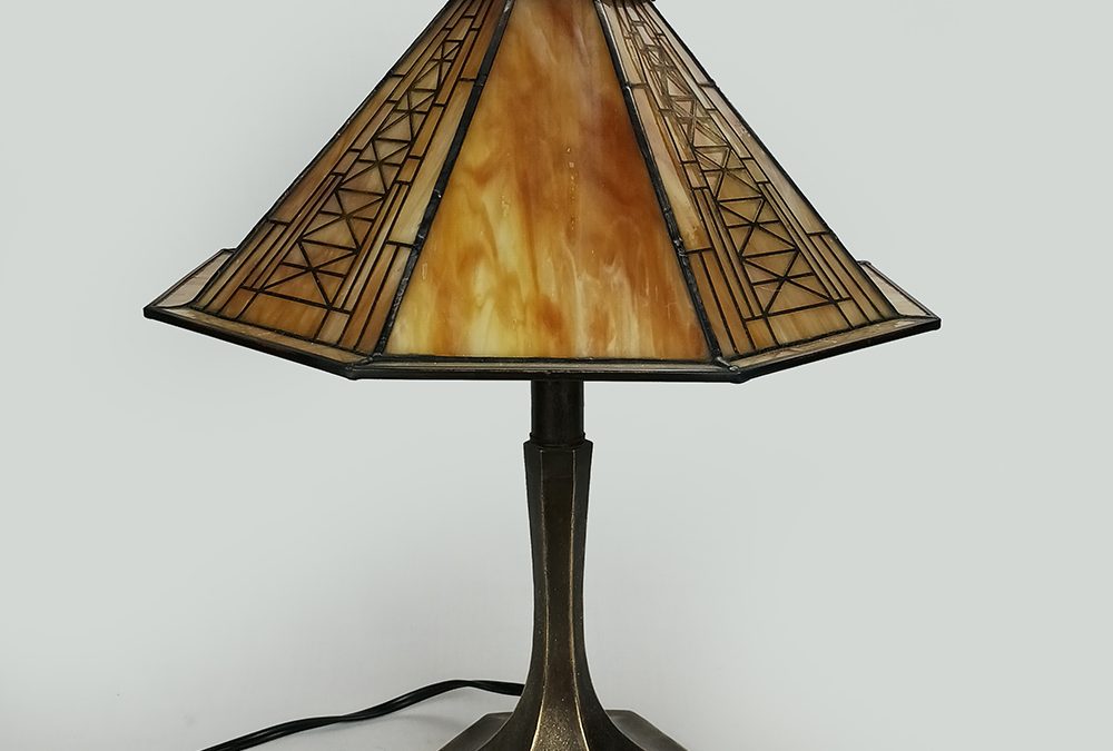 LU 14 – Abajur ou luminária estilo Tiffany em metal com vidros opalinados marrons