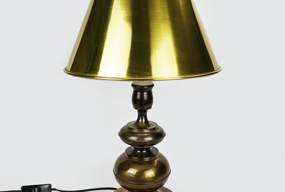 LU 17 – Abajur ou luminária de mesa antiga em metal cobreado com pantalha dourada