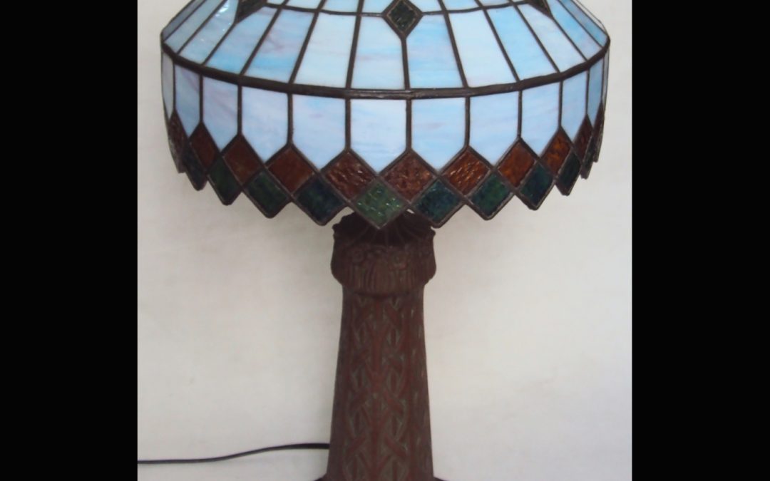 LU 17 – Abajur antigo Art Nouveau de ferro fundido com vidros coloridos opalinados estilo Tiffany
