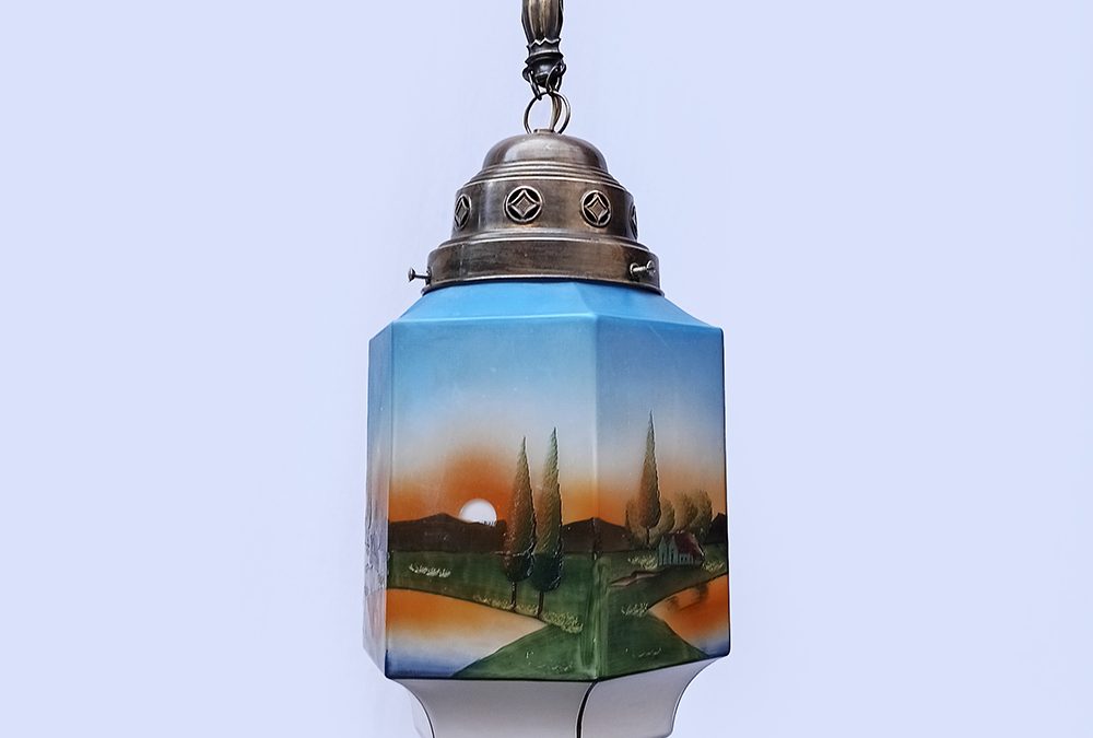 LU 18 – Lustre ou luminária de teto antiga Art Déco em vidro opalinado pintado à mão com paisagem