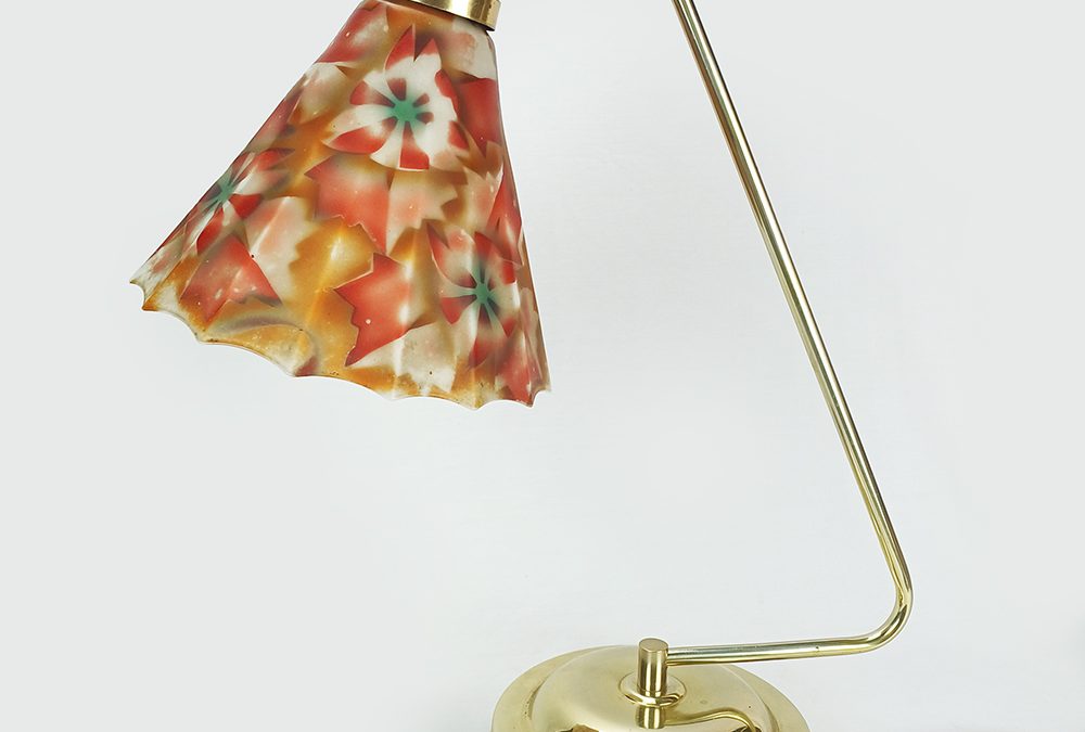 LU 18 – Luminária de mesa antiga em metal dourado com tulipa em vidro colorido