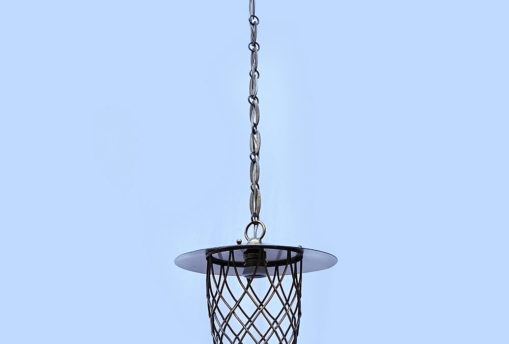 LU 19 – Lustre ou luminária de teto antiga estilo industrial em metal com grade em bronze dourado