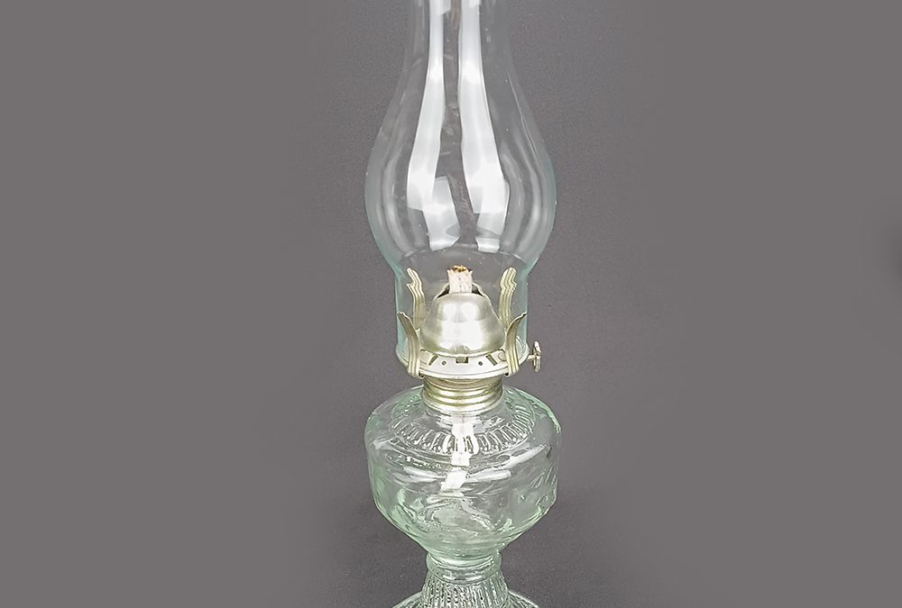 LU 22 – Lampião antigo com manga em vidro decorado com relevo de passarinhos