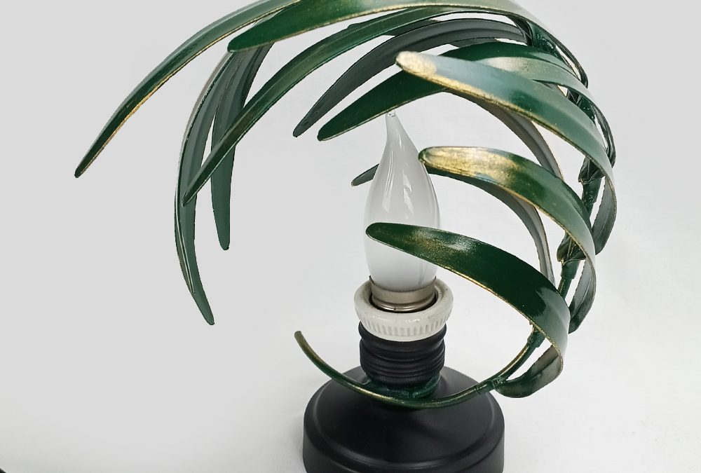 LU 22 – Abajur ou luminária de mesa antiga em forma de folha de palmeira em metal verde e preto