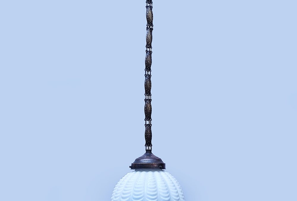 LU 23 – Lustre ou luminária de teto antiga Art Déco em vidro opalinado branco decorado com relevos geométricos
