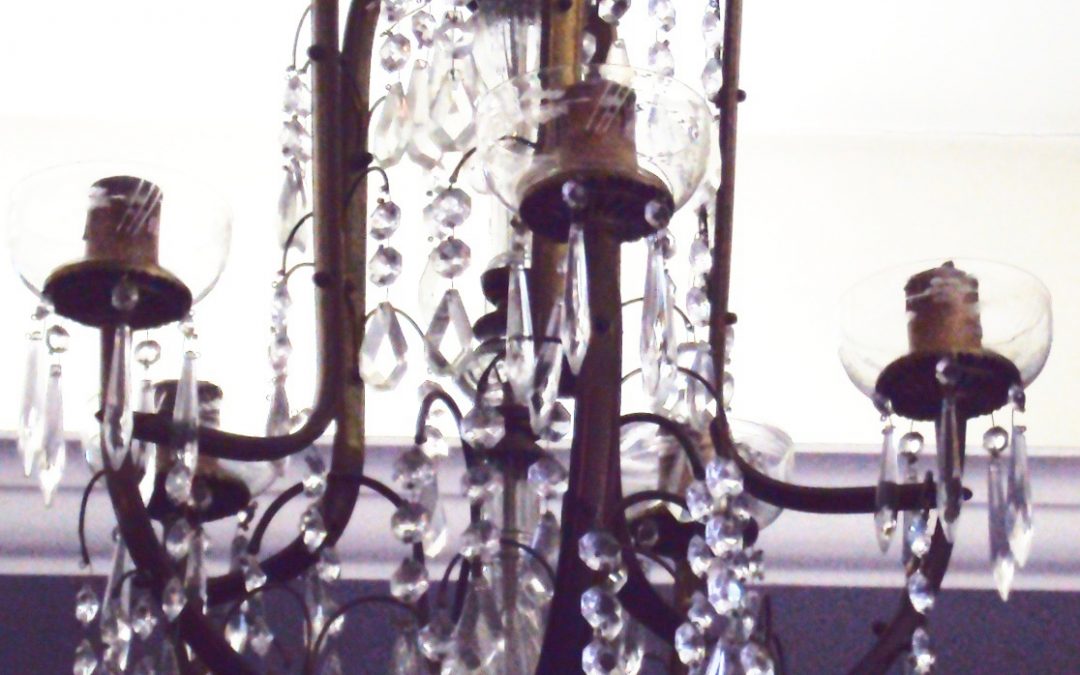 LU 27 – Lustre antigo tamanho médio de bronze com pingentes e bobeches de cristal 5 braços
