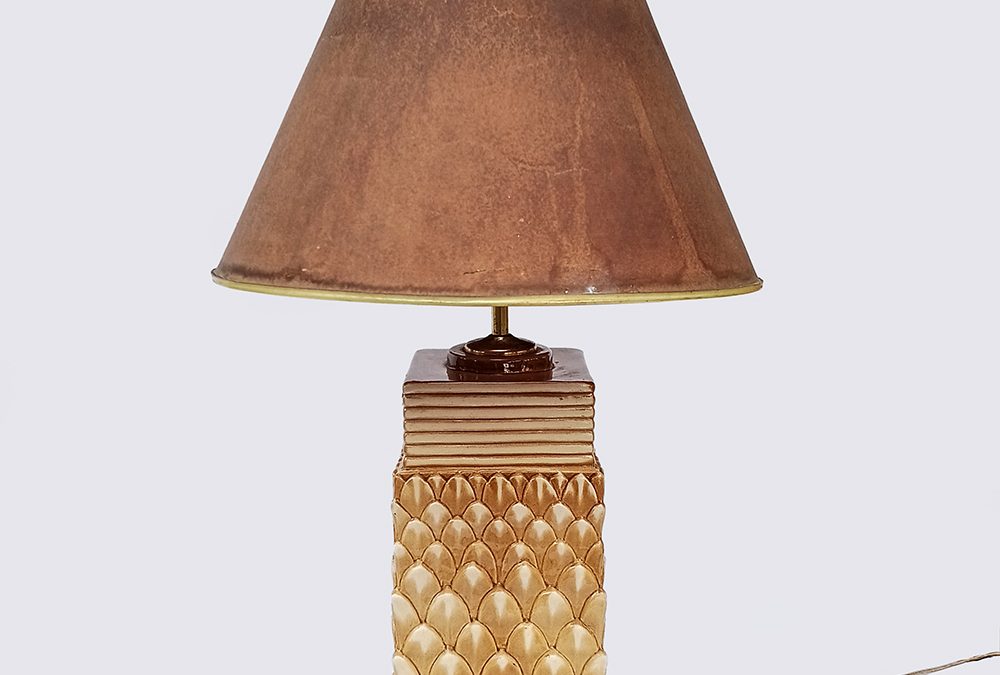 LU 29 – Abajur ou luminária de mesa anos 60 antiga em louça com pantalha