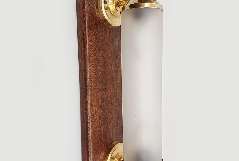 LU 35 – Luminária ou aplique de parede antiga industrial ou anos 50/60 em latão dourado com base de madeira e vidro satinê cilíndrico