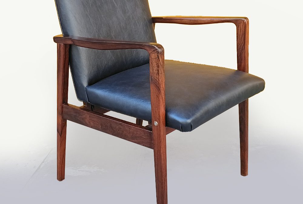 MO 03 – Cadeira ou poltrona antiga modernista anos 60 em madeira de jacarandá maciça