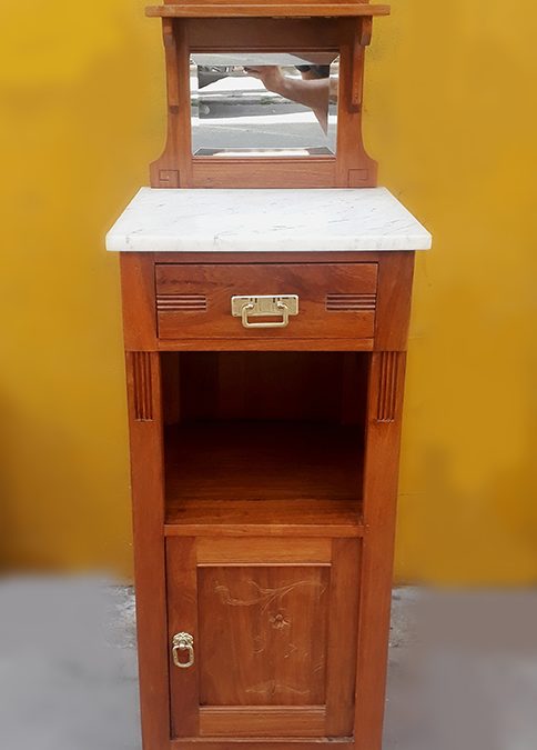 MO 03 – Criado ou mesa de cabeceira Art Nouveau alto em madeira de louro entalhada com flores e tampo em mármore com espelho
