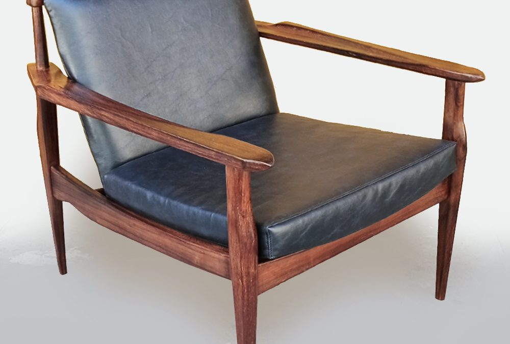 MO 05 – Cadeira ou poltrona antiga Joaquim Tenreiro modernista anos 60 em madeira de jacarandá maciça