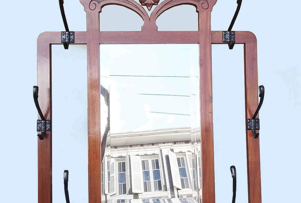 MO 06 – Chapeleira ou gancheiro de parede antigo Art Nouveau em madeira com espelho e prateleira
