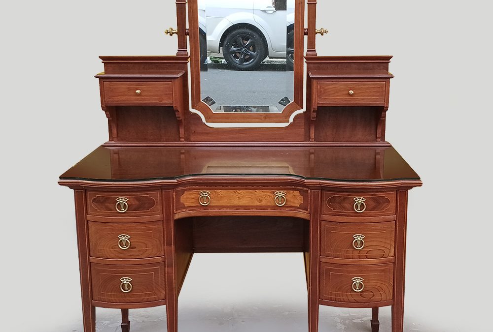 MO 06 – Penteadeira antiga em madeira do Liceu de Artes e Ofícios de São Paulo