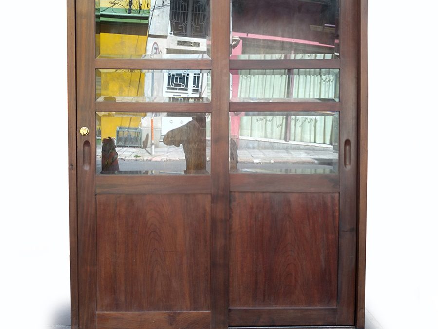 MO 06 – Livreiro antigo em madeira de imbuia com prateleiras e portas de correr com cristal bisotê