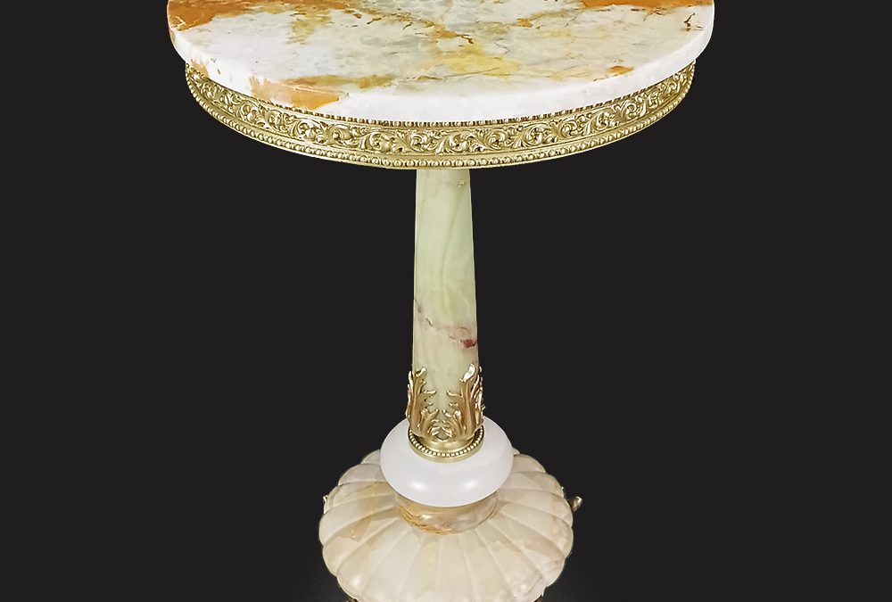 MO 10 – Mesa redonda antiga estilo Império Francês em pedra de ônix e bronze dourado decorado