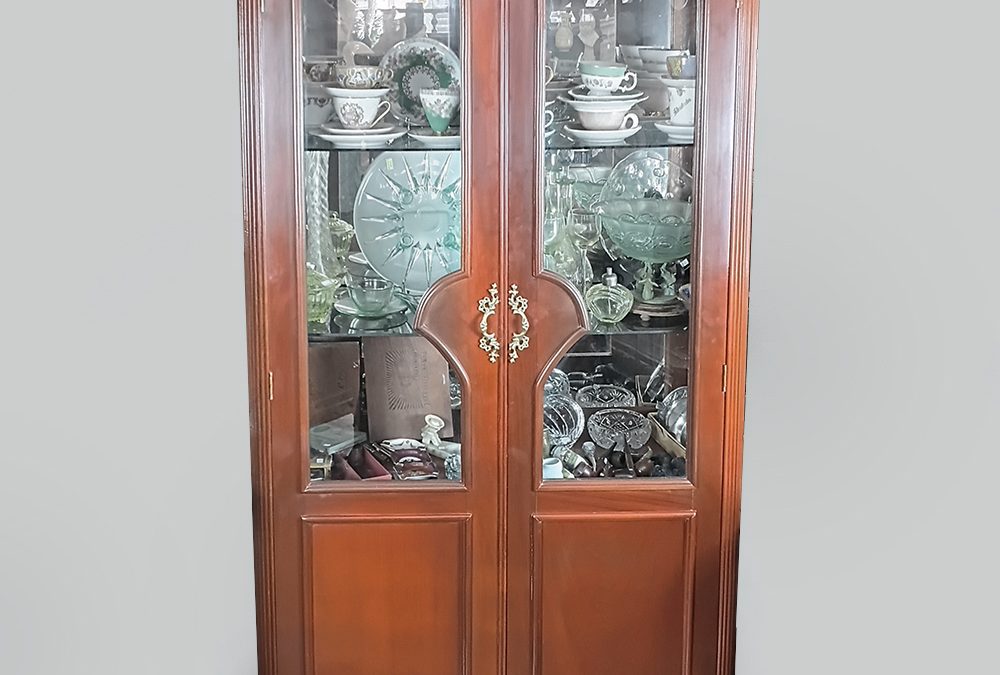 MO 14 – Vitrine ou cristaleira em madeira com duas portas e puxadores em bronze