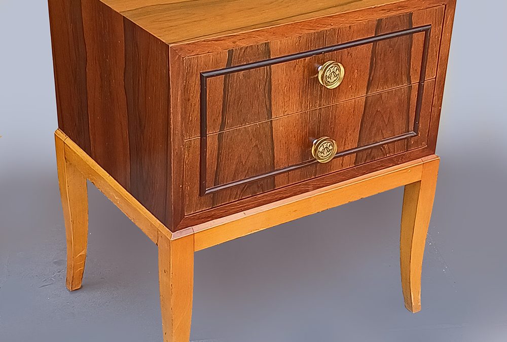 MO 15 – Criado antigo ou mesa de cabeceira anos 50/60 em madeira com lâmina de jacarandá e puxadores em acrílico