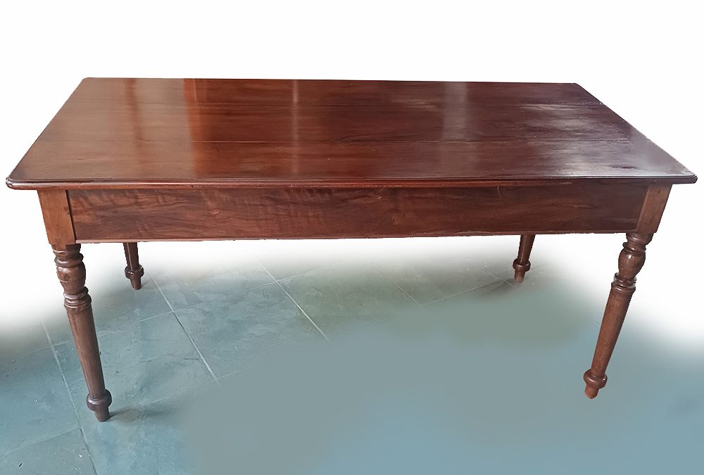 MO 17 – Mesa de jantar antiga para 6 lugares em madeira com pés torneados