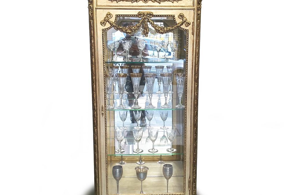 MO 25 – Vitrine ou cristaleira antiga estilo Luís XVI em madeira entalhada e com folha dourada