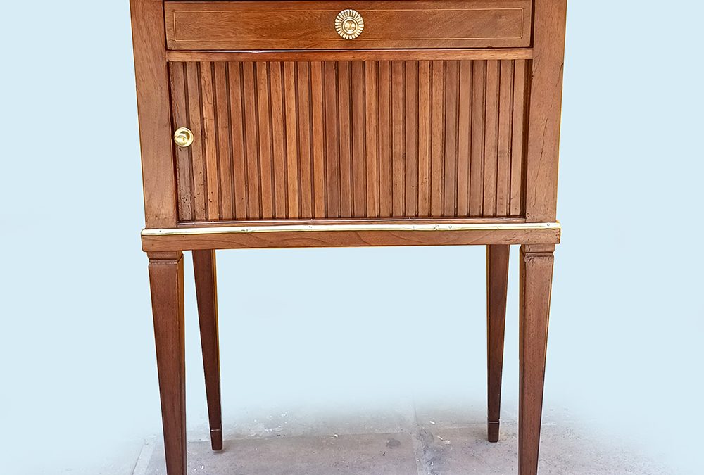 MO 34 – Criado antigo ou mesa de cabeceira com cortina/esteirinha de madeira e puxadores em bronze