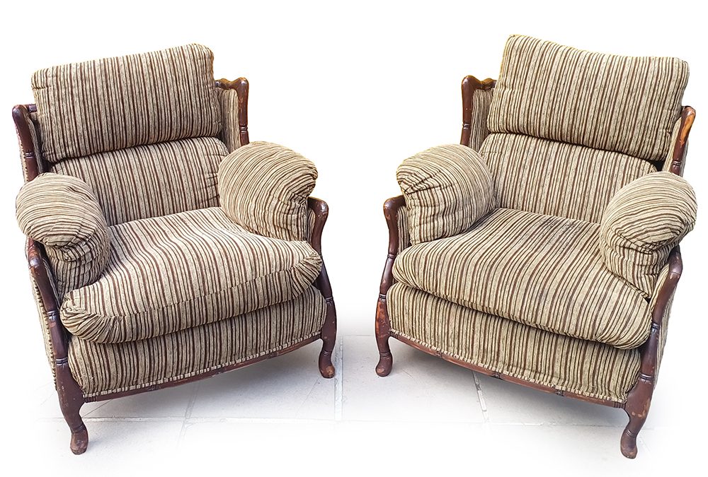 MO 36 – Par de poltronas bergere (bergér) em madeira com estofado em tecido
