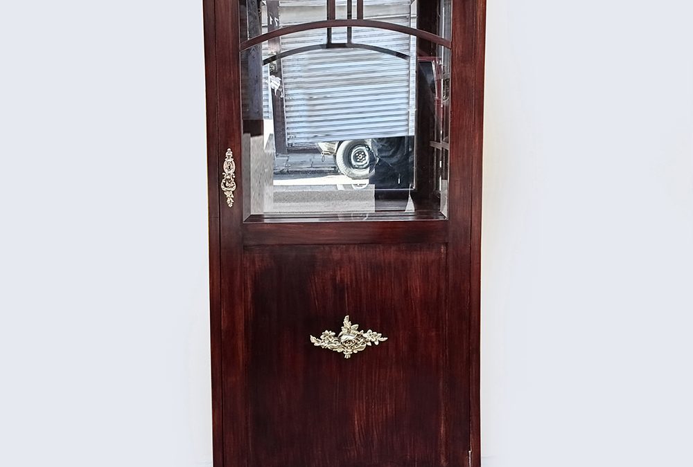 MO 41 – Vitrine ou cristaleira antiga em madeira com detalhe de flores em bronze na porta