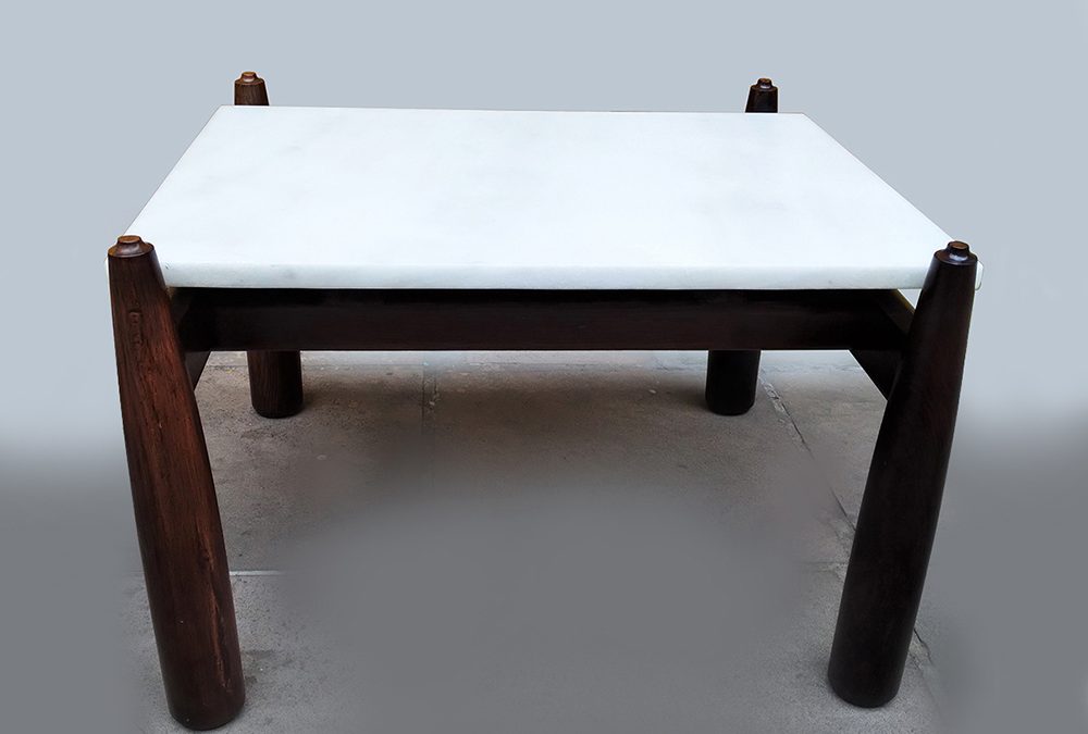 MO 45 – Mesa lateral antiga Marpe em madeira de jacarandá maciça design modernista com tampo em mármore branco