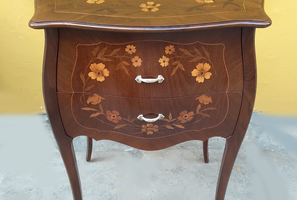 MO 56 – Criado ou mesa de cabeceira antigo estilo Luiz XV em madeira com marchetaria de flores