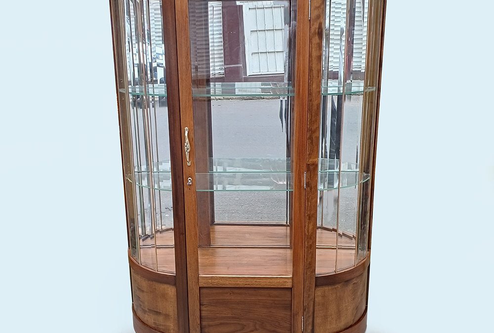 MO 86 – Vitrine ou cristaleira antiga em madeira de cedro com vidro bisotê e cantos bombê arredondados