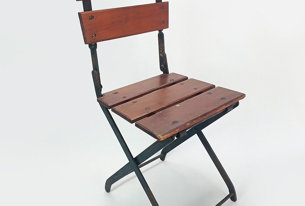 MO 93 – Mini cadeira infantil antiga em ferro dobrável e madeira
